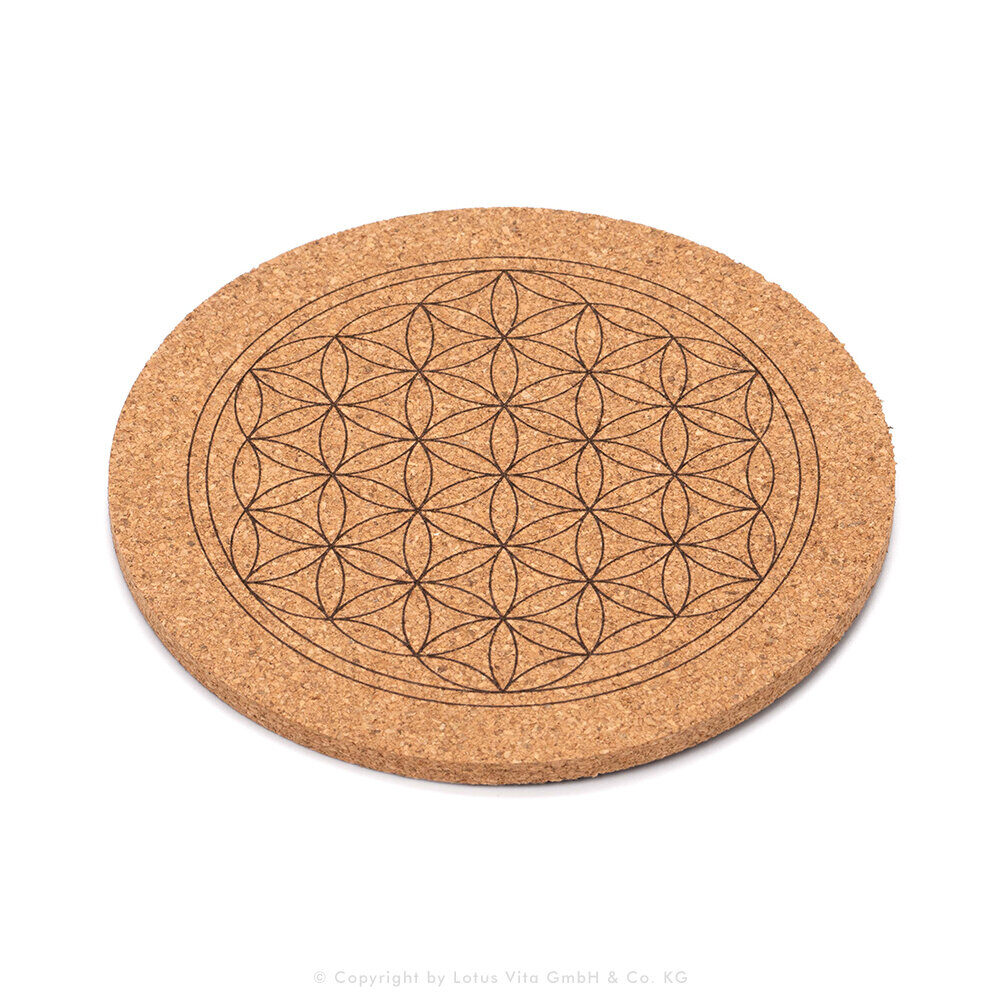 Runder Untersetzer aus Kork, in den das Symbol der Blume des Lebens eingraviert ist.