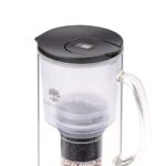 Eine Glas-Wasserfilterkanne von Lotus Vita mit einem schwarzen Kunststoffdeckel und sichtbarer Filterkartusche.