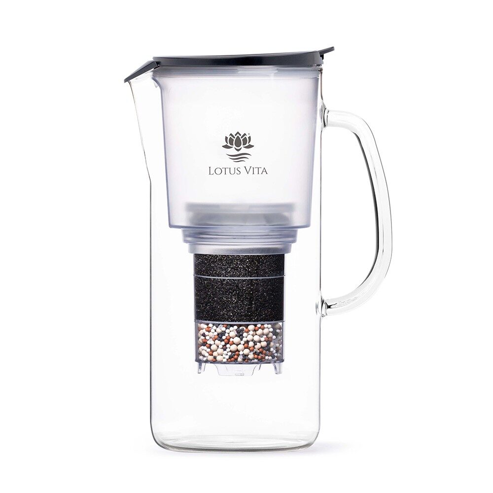 Eine elegante Glas-Wasserkaraffe mit einem mehrstufigen Filter, der Aktivkohle und Mineralien enthält, von Lotus Vita.