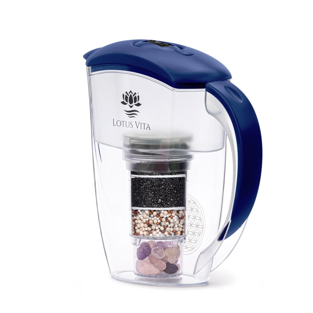 Dunkelblaue Wasserfilterkanne von Lotus Vita, die den mehrstufigen Filterprozess mit Aktivkohle und Mineralsteinen im Inneren zeigt.