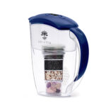 Dunkelblaue Wasserfilterkanne von Lotus Vita, die den mehrstufigen Filterprozess mit Aktivkohle und Mineralsteinen im Inneren zeigt.