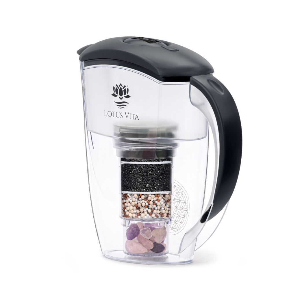 Transparente Wasserfilter-Kanne in Anthrazit mit sichtbarer, mehrstufiger Filterkartusche, gefüllt mit Aktivkohle und Mineralien.