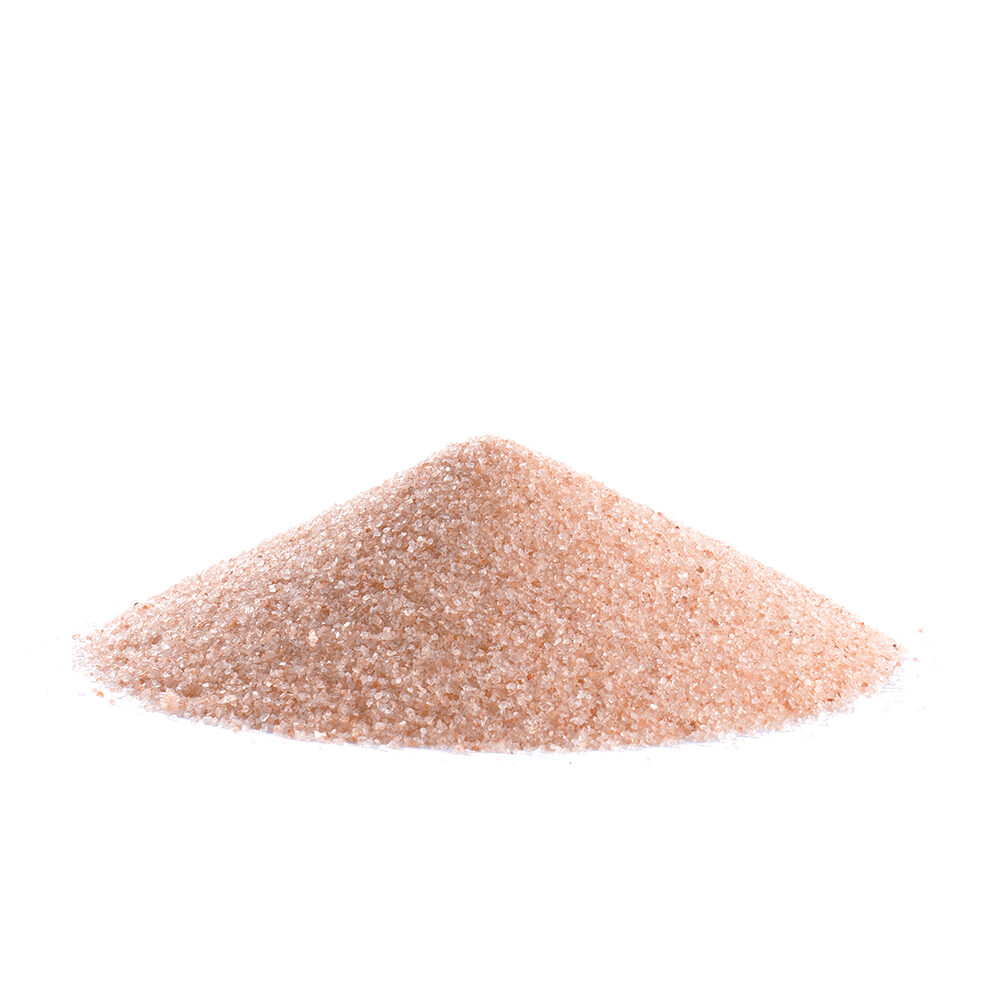 Ein Haufen feinkörniges, rosa Urmeersalz auf einer reinen, weißen Oberfläche.