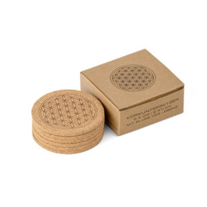 Ein Stapel aus sechs runden Korkuntersetzern mit eingravierter Blume des Lebens neben der dazugehörigen Kartonverpackung.