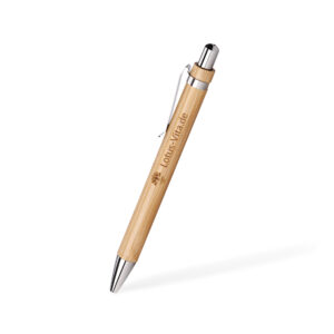 Ein eleganter Kugelschreiber aus hellem Bambusholz mit silbernen Metallelementen, graviert mit dem Lotus Vita Logo.