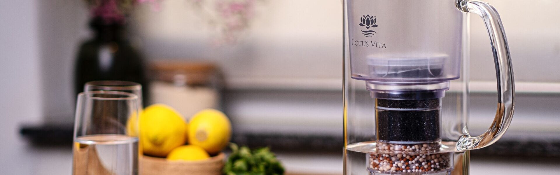 Ein guter Start in den Tag mit geschmackvollem Wasser mit dem LOTUS VITA Wasserfilter.