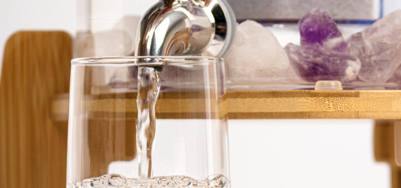 Impressionsbild: Person nutzt Fontana Standfilter von Lotus Vita und füllt ein Glas.