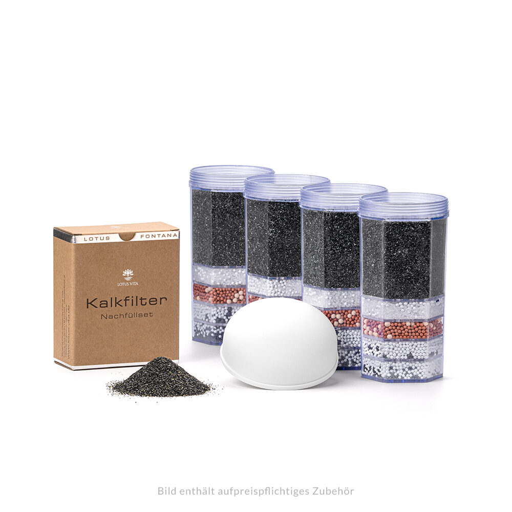 Vier mehrschichtige Wasserfilter-Kartuschen und ein weißer Keramikfilter, arrangiert neben einer Schachtel für ein Kalkfilter-Nachfüllset von Lotus Vita.