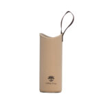 Schutzhülle aus Neopren in Creme-Braun mit einer praktischen Trageschlaufe für eine Trinkflasche aus Glas.