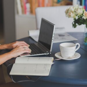 Eine Person arbeitet in einem angenehmen Home-Office am Laptop, um ihre Partnerschaft mit Lotus Vita zu verwalten.