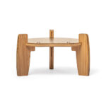 Ein runder, dreibeiniger Sockel aus hellem Bambusholz zur Erhöhung eines Wasserspenders, freigestellt auf weißem Hintergrund.