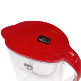 Roter Ersatzdeckel für eine Lotus Vita Wasserfilterkanne aus der Vogelperspektive, mit Detailansicht der digitalen Wechselanzeige.