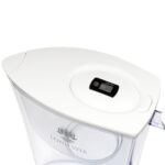 Weißer Ersatzdeckel mit digitaler Anzeige für eine Wasserfilterkanne von Lotus Vita, von oben fotografiert.