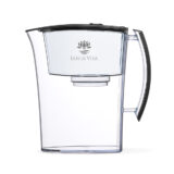 Transparente Ersatzkanne für einen Wasserfilter mit anthrazitfarbenem Deckel und Griff, verziert mit dem Lotus Vita Logo.