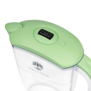 Hellgrüner Ersatzdeckel mit integriertem Zählwerk auf einer transparenten Wasserfilterkanne von Lotus Vita.