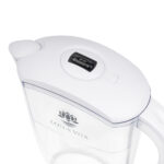 Weißer Ersatzdeckel für eine Wasserfilterkanne, ausgestattet mit einer manuellen Anzeige zum Festhalten des Filterwechseldatums.