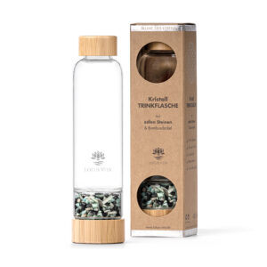 Elegante Glasflasche mit Bambus-Akzenten und einem separaten, mit Kristallen gefüllten Fach, präsentiert neben ihrer umweltfreundlichen Verpackung.