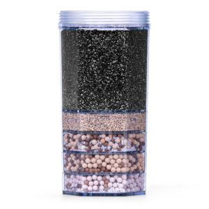 Eine mehrschichtige Wasserfilterkartusche mit verschiedenen Filtermedien wie Aktivkohle und Mineralkugeln in einem durchsichtigen Gehäuse.