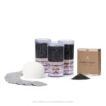 Jahresvorrat an Wasserfilter-Ersatzteilen, bestehend aus drei Filterkartuschen, einem Kalkfilter-Nachfüllset und weiterem Zubehör.