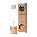 Glas-Trinkflasche mit einem separaten, mit Kristallen gefüllten Fach, einem Bambusdeckel und der dazugehörigen Kartonverpackung von Lotus Vita.