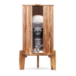 Ein Stand-Wasserfilter mit einem Gehäuse aus Akazienholz, einem sichtbaren Glasbehälter mit Filterkartusche und einem Zapfhahn aus Edelstahl.