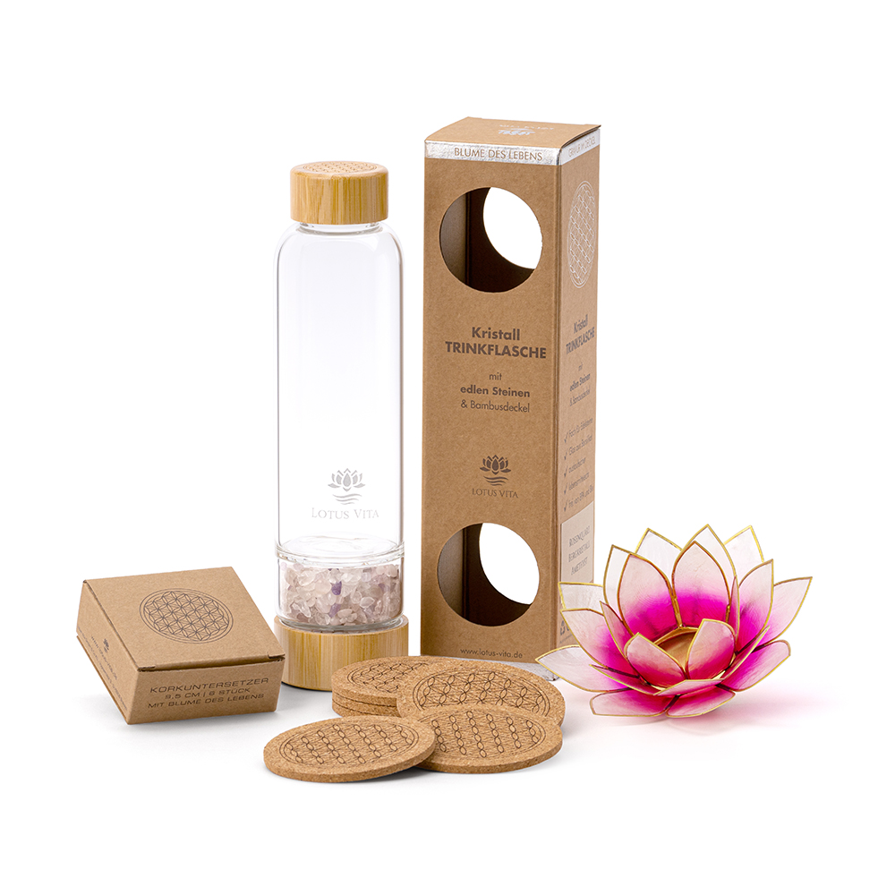 Ein Weihnachtsgeschenk-Set von Lotus Vita, bestehend aus einer Glas-Trinkflasche mit Kristallen, Korkuntersetzern mit dem Symbol der Blume des Lebens und einem Lotusblüten-Teelichthalter.