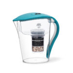 Eine durchsichtige Wasserfilterkanne mit aquamarinblauem Deckel und Griff, deren mehrstufige Filterkartusche sichtbar ist.