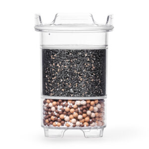 Eine transparente Wasserfilter-Kartusche, die im oberen Bereich mit Aktivkohle und im unteren Bereich mit Mineralkugeln gefüllt ist.