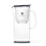 Eine elegante Glas-Filterkaraffe mit schwarzem Deckel und innenliegendem Filterbehälter, verziert mit dem Lotus Vita Logo.